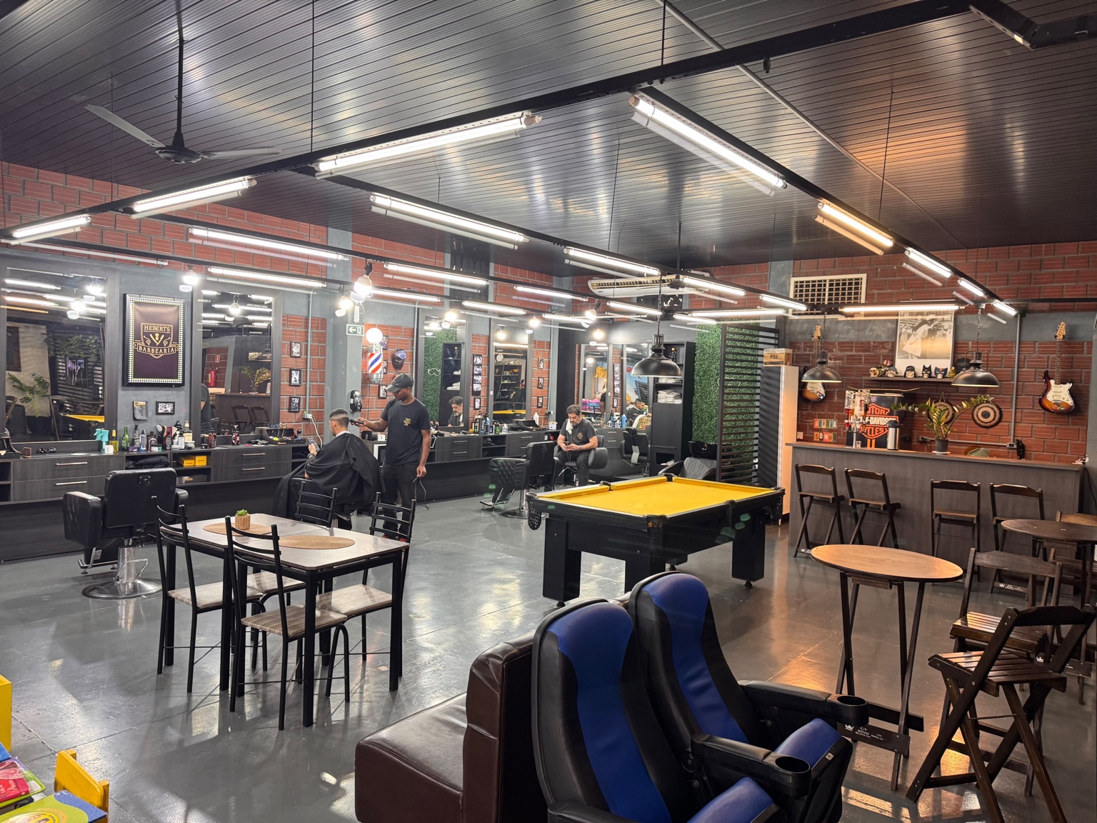 Salão principal da Hebert's Barbearia
