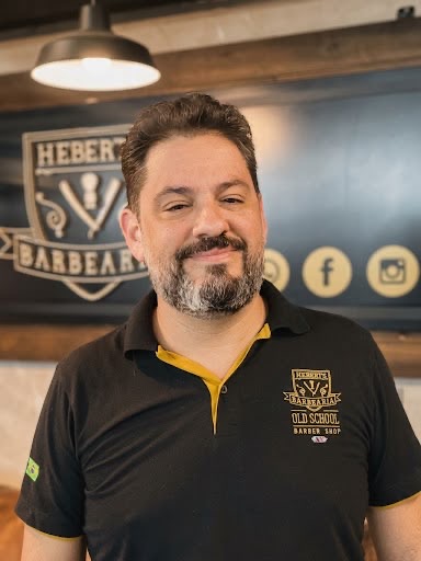 João, barbeiro da Hebert's Barbearia